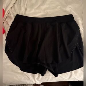 LULULEMON- find your pace high rise shorts 3in
LIKE NEW